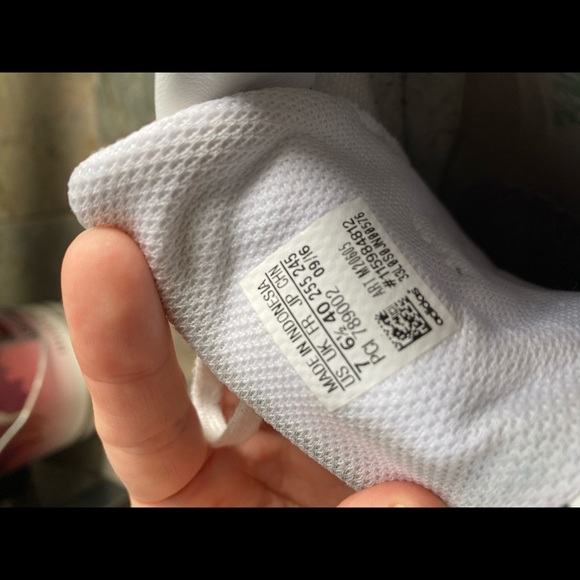 Adidas classic Stan Smiths. Size 7 - Picture 4 of 4